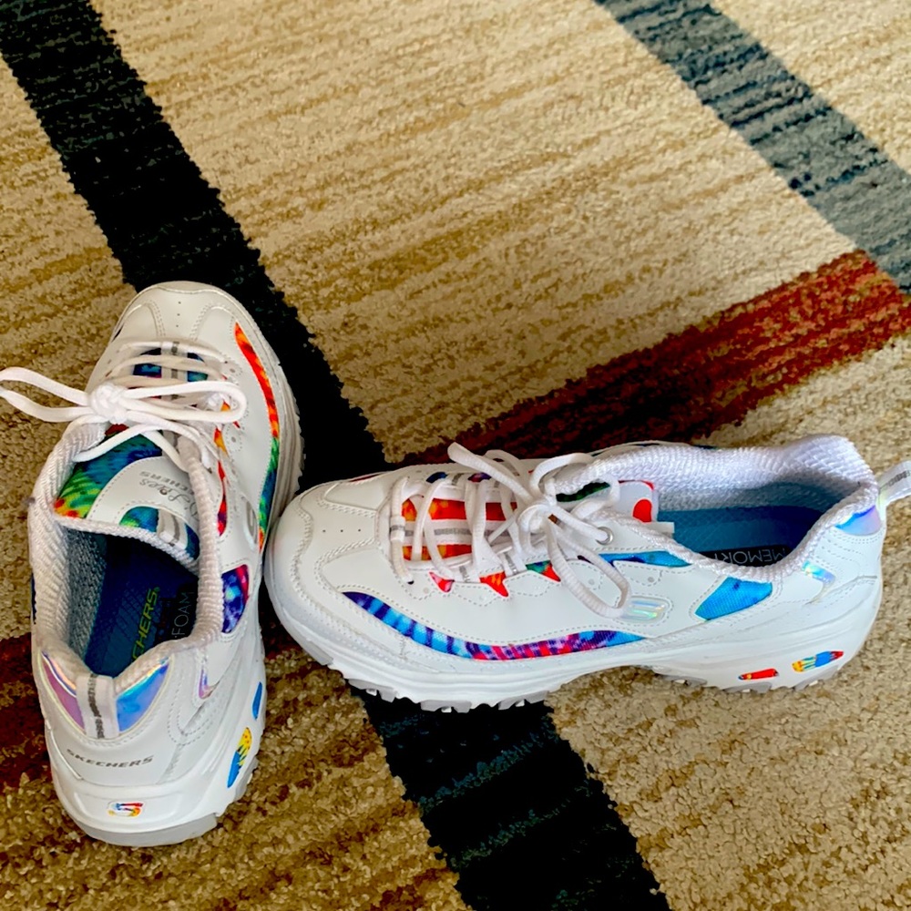 Very Lightly used sneakers. Only used for 1 day.